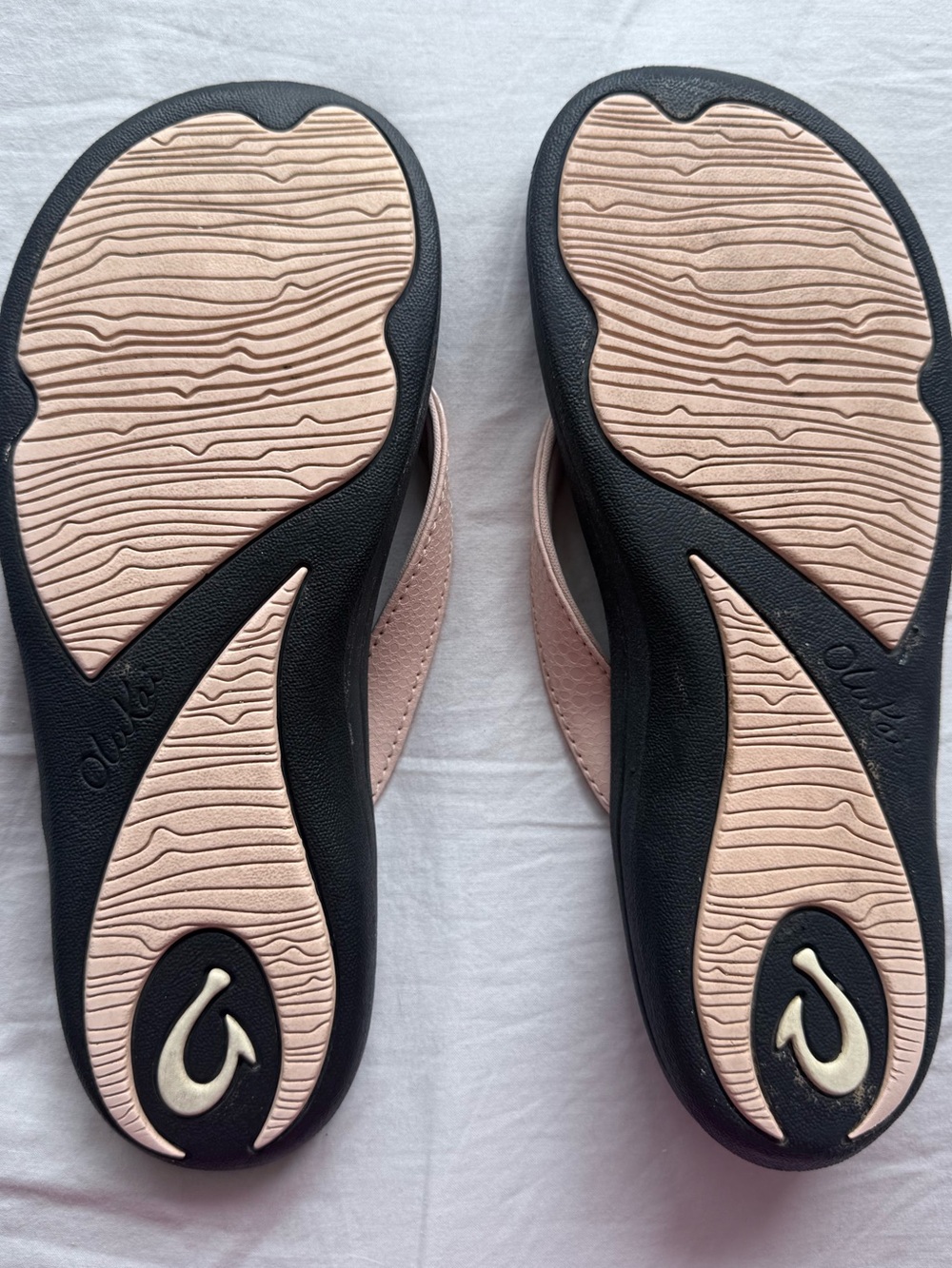 OluKai Women's Pink and Black Leather Thong Sandals 9 - Picture 7 of 9